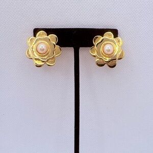 Vintage Joan Rivers Goldtone Flower & Faux Pearl Clip Earrings Layered 1”